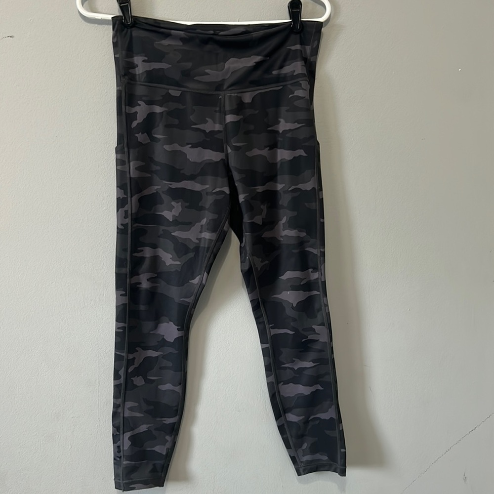 Athleta Ultimate Camo Stash Pocket 7/8 Tight Leggings sz M